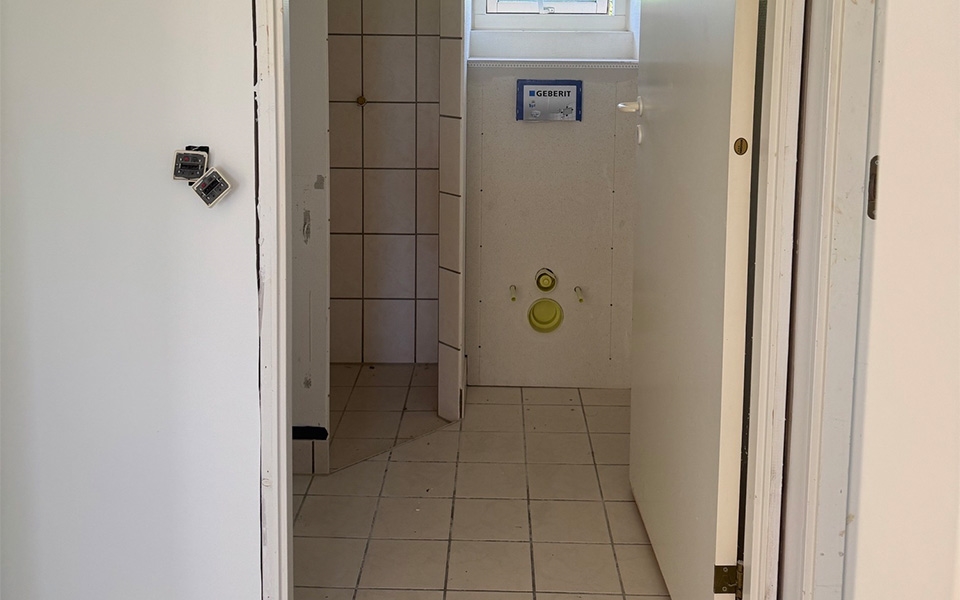 aeldre badevaerelse med klinker